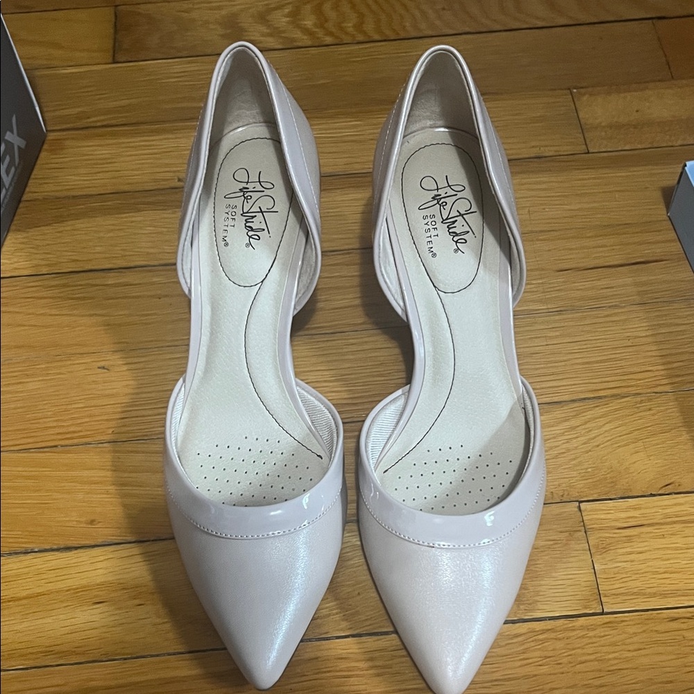 Life Stride Flex Cream Pointed-Toe Heels